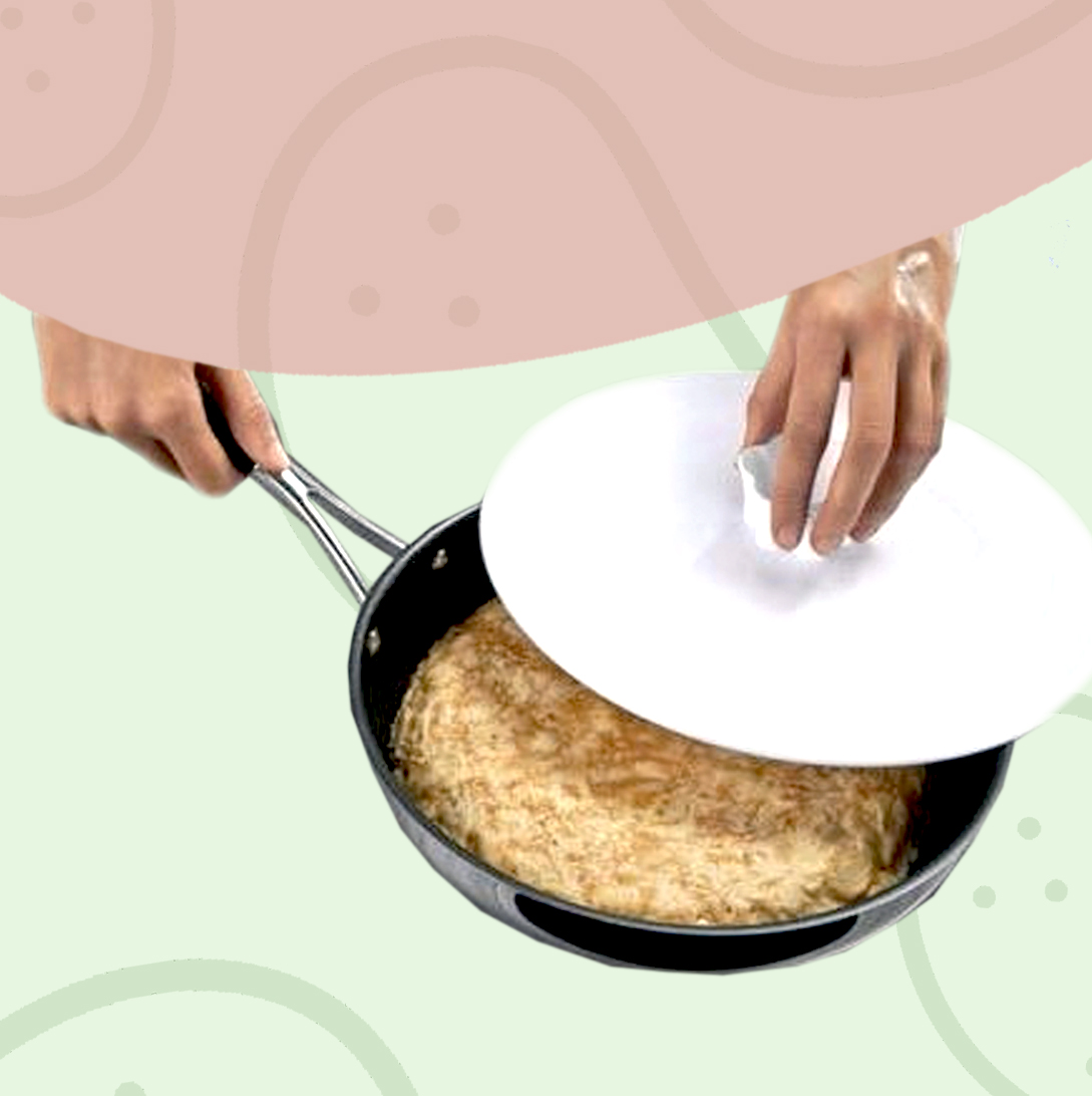 Sartén preparando tortilla de patata